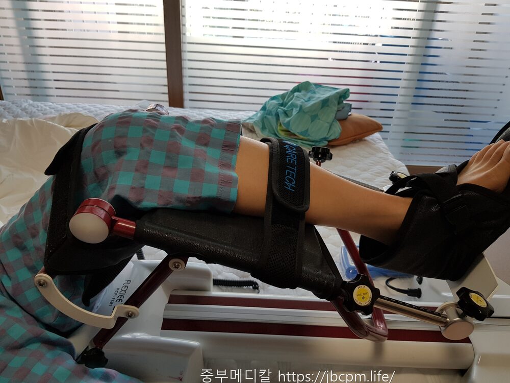 가정에서 CPM 무릎운동기구를 사용하는 모습